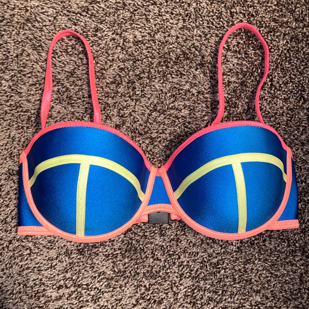 Triangl bathing suit top- great condition!!!